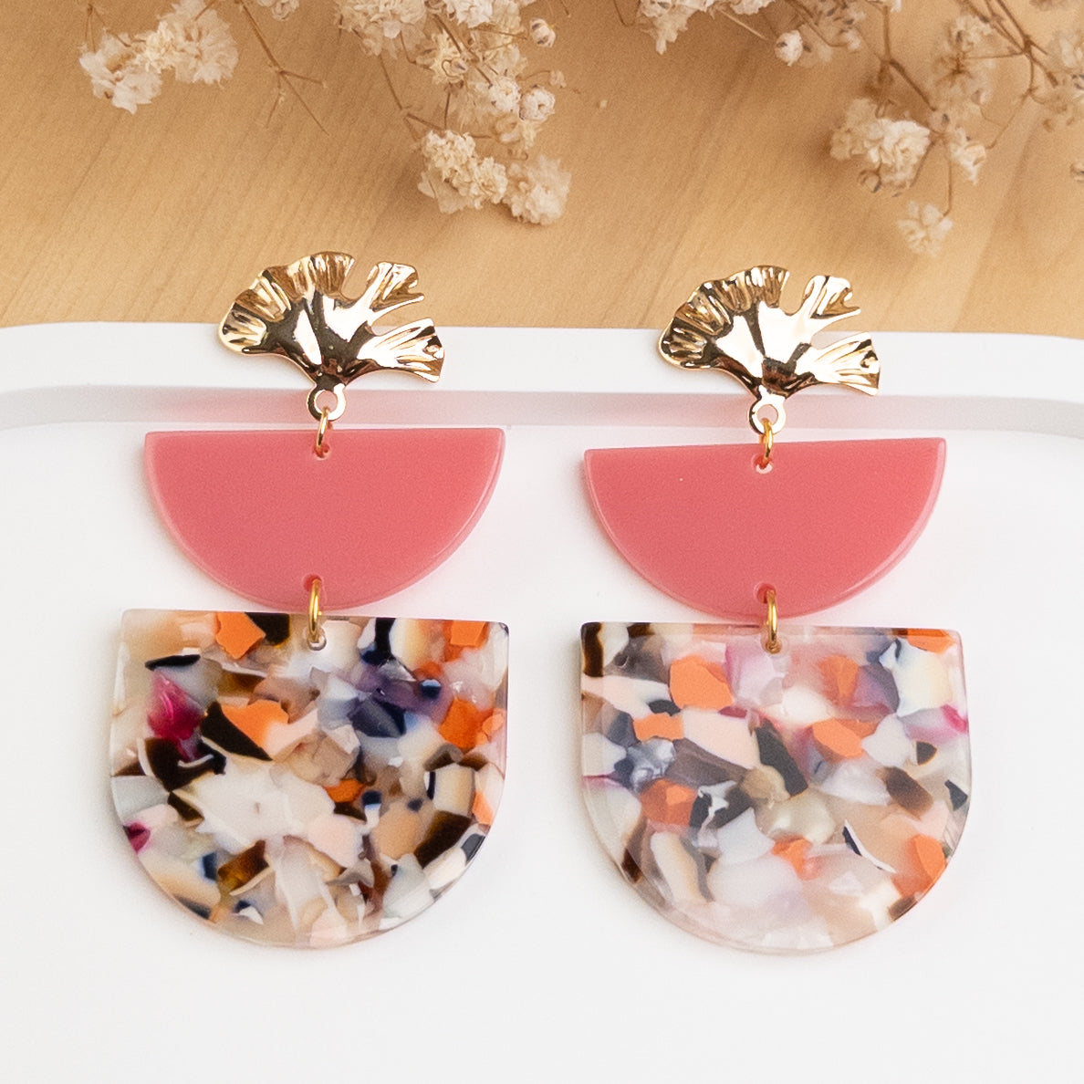 Boucles d'oreilles Oriane posées, feuille de ginkgo dorée, demi-lune rose et arche à éclats multicolores