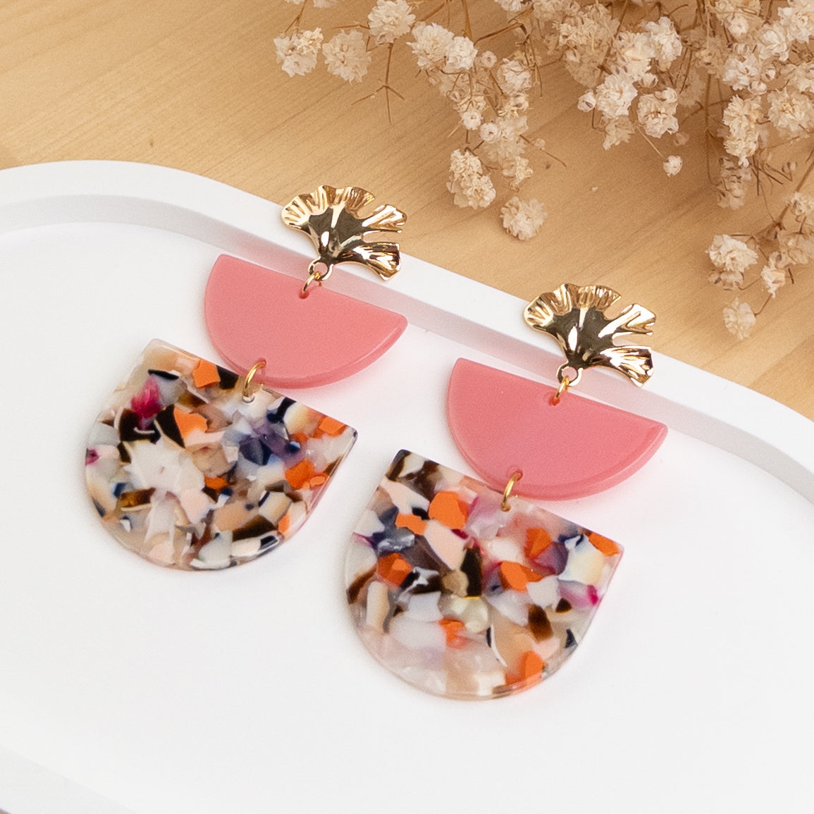 Boucles d'oreilles Oriane rose et multicolore posées de biais