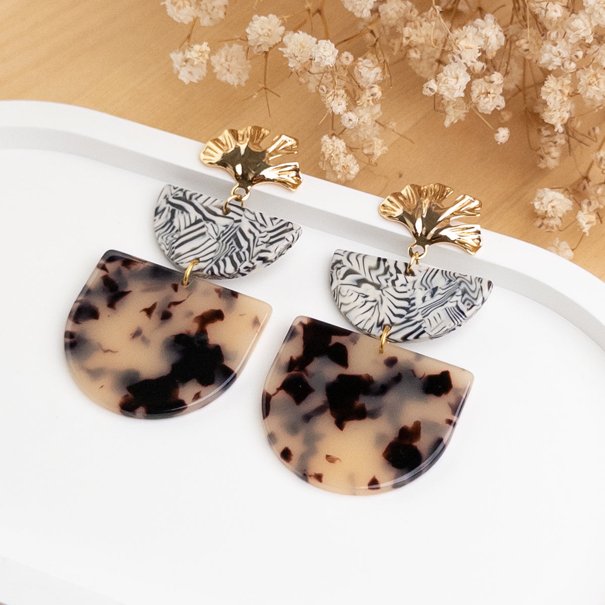 Boucles d'oreilles Oriane posées, feuille de ginkgo dorée, demi-lune zébrée et arche écaille beige