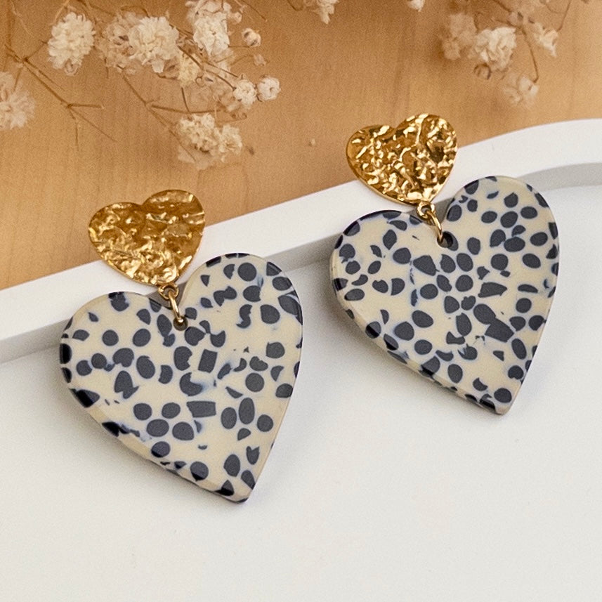 Boucles d'oreilles Andréa moucheté noir posées de biais, de près