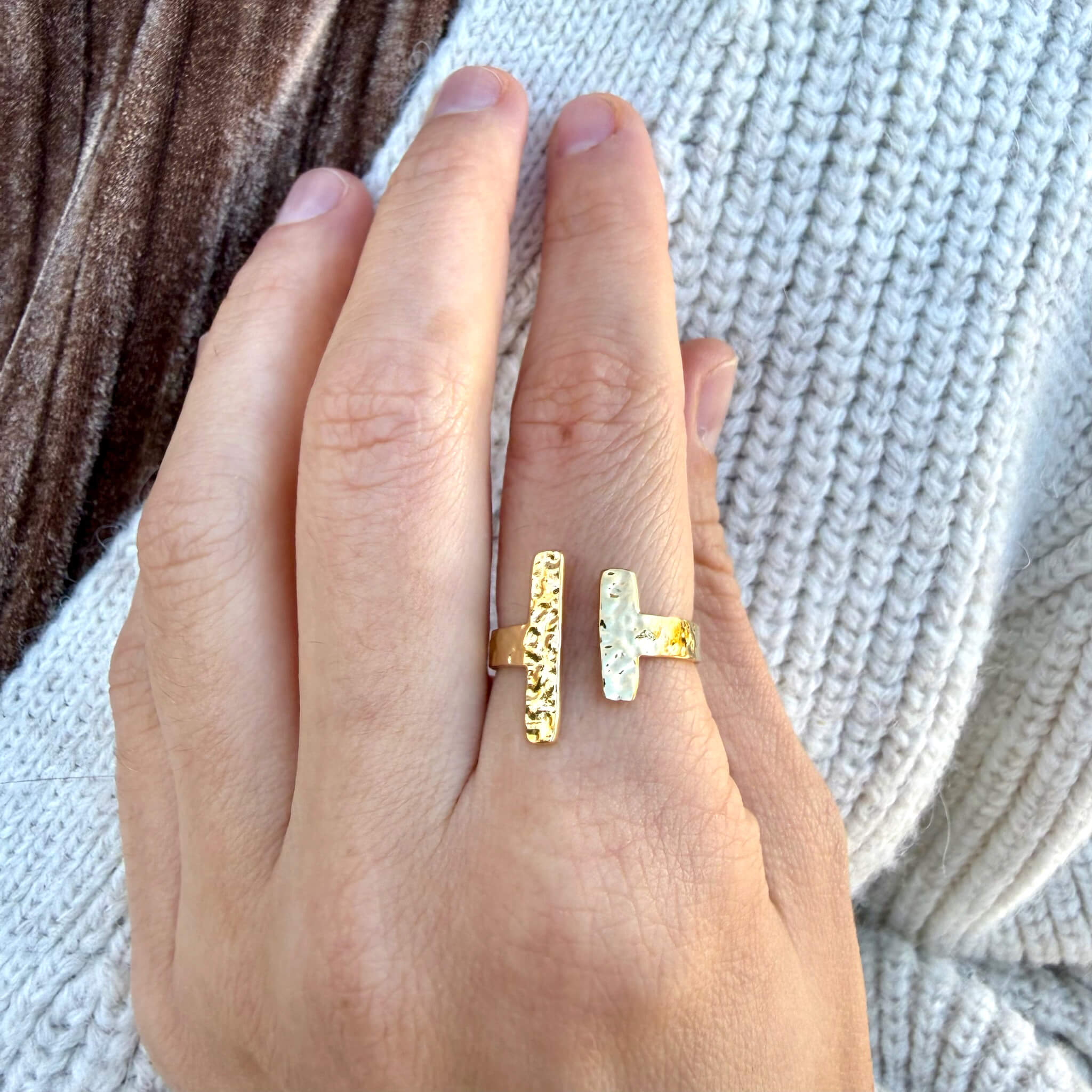 Bague ouverte martelée Romane