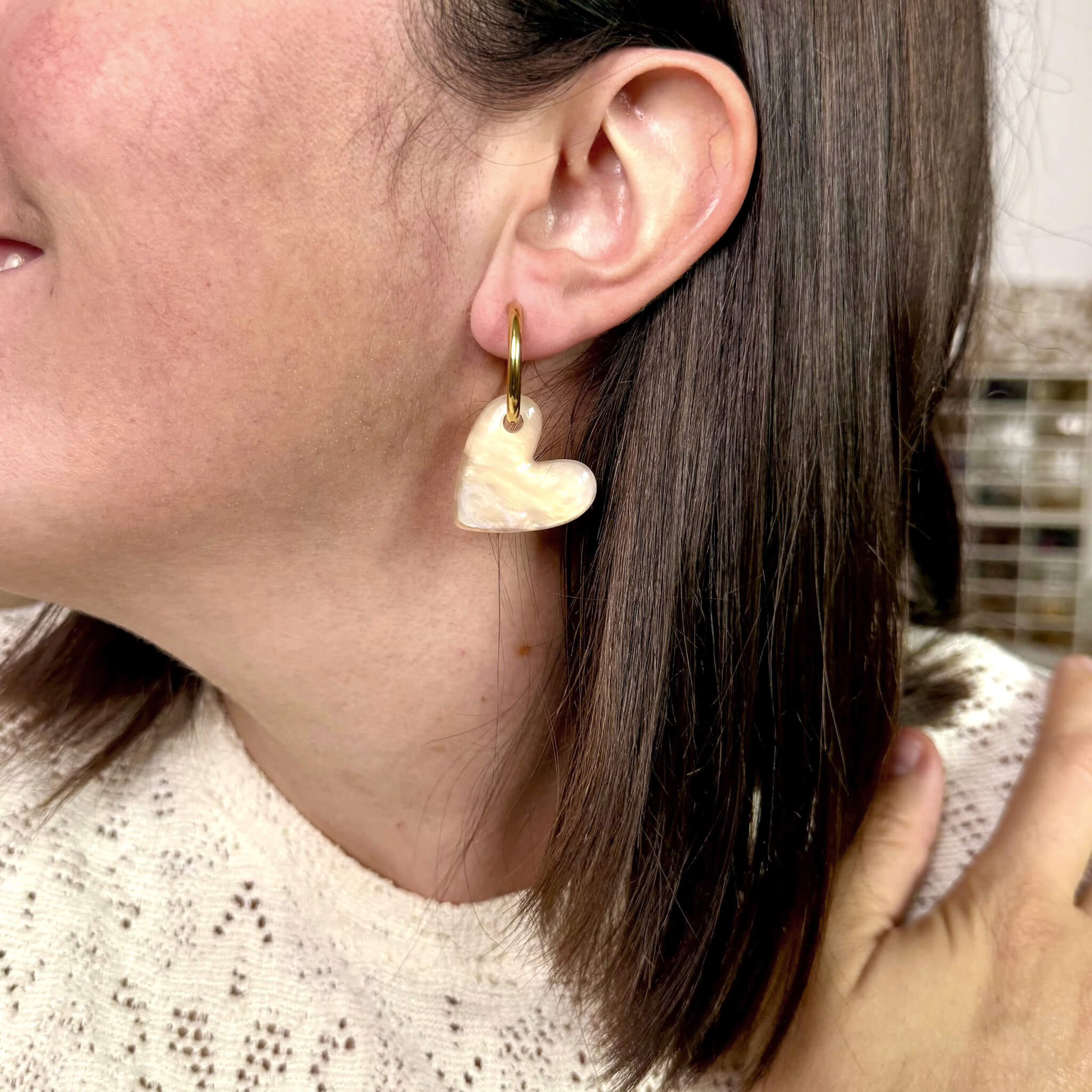 Créoles coeur XL Adriana - Ecru irisé