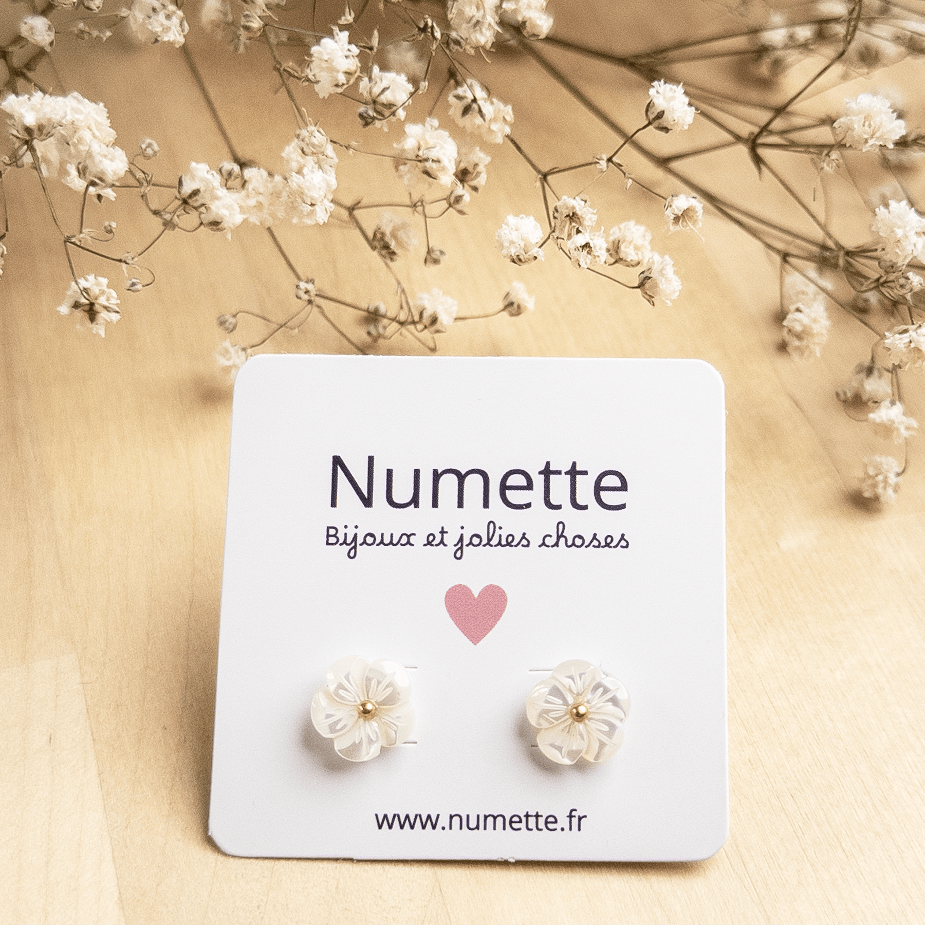 Puce d'oreilles fleurs Mila - Nacré blanche & Doré