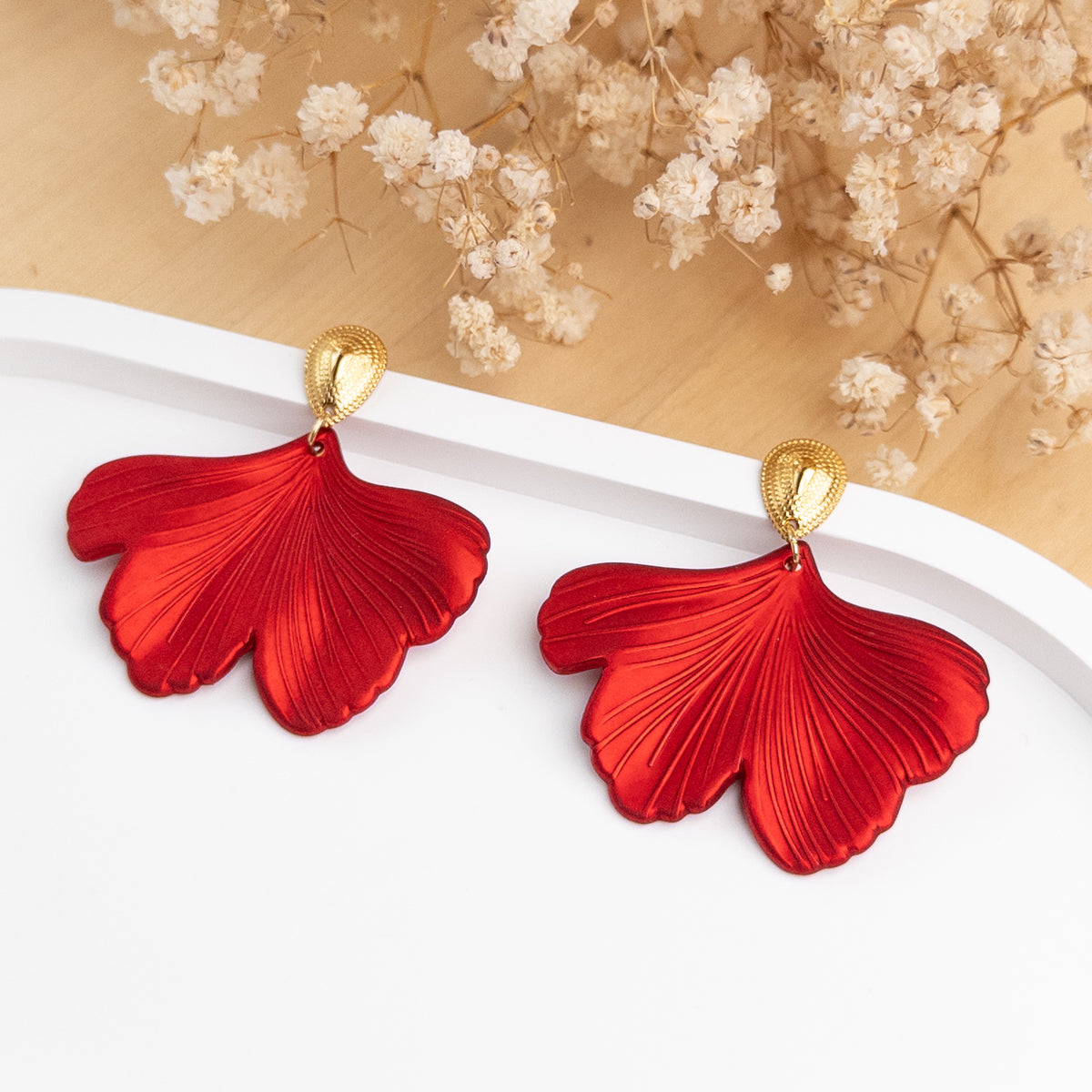 Boucles d'oreilles Julianna posées de face, nervures de la feuille de ginkgo