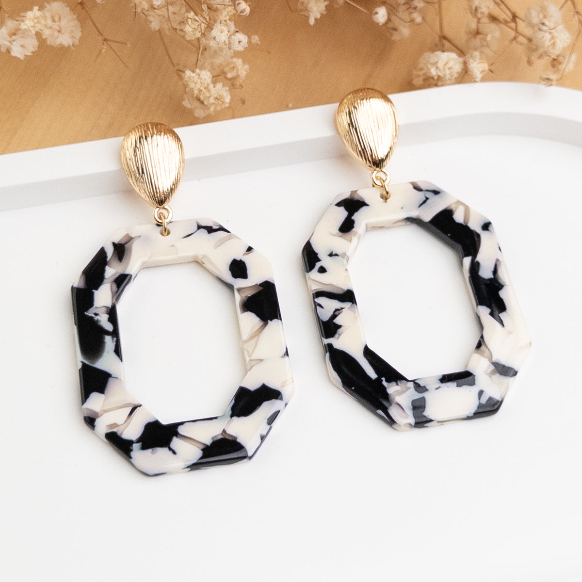 Boucles d'oreilles Agathe posées, octogone ajouré noir et blanc sous une goutte dorée striée