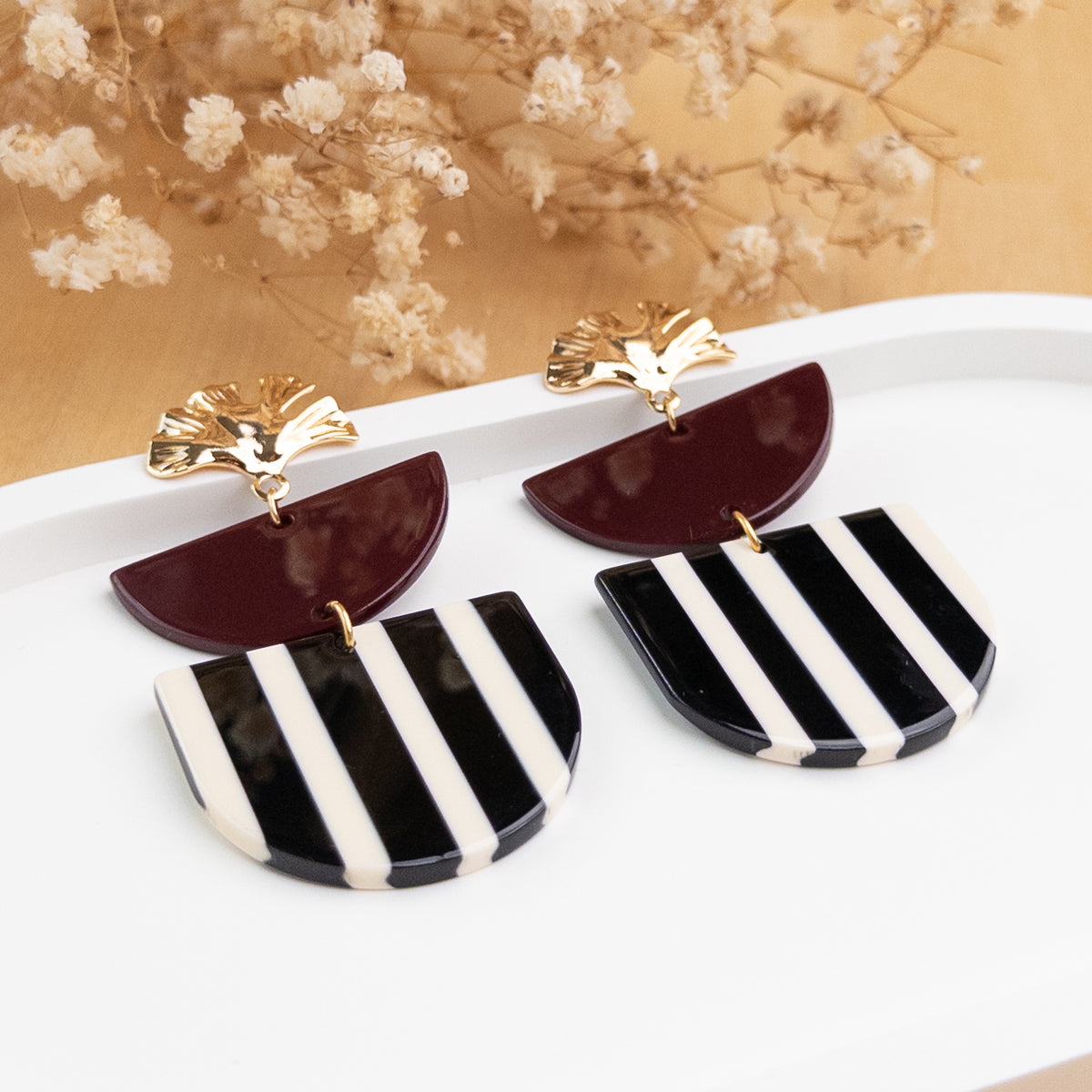 Boucles d'oreilles Oriane posées, feuille de ginkgo dorée, demi-lune prune et arche rayée noir et blanc