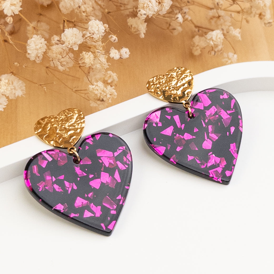 Boucles d'oreilles Andréa paillettes fuchsia posées de biais, cœur doré martelé