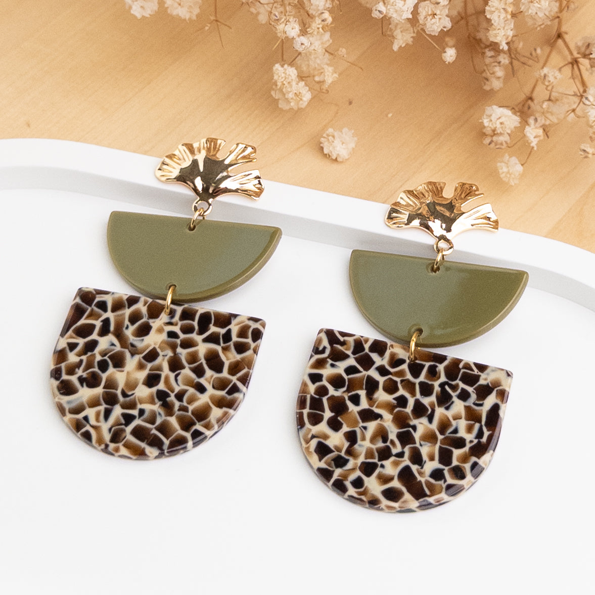 Boucles d'oreilles Oriane posées, feuille de ginkgo dorée, demi-lune kaki et arche léopard