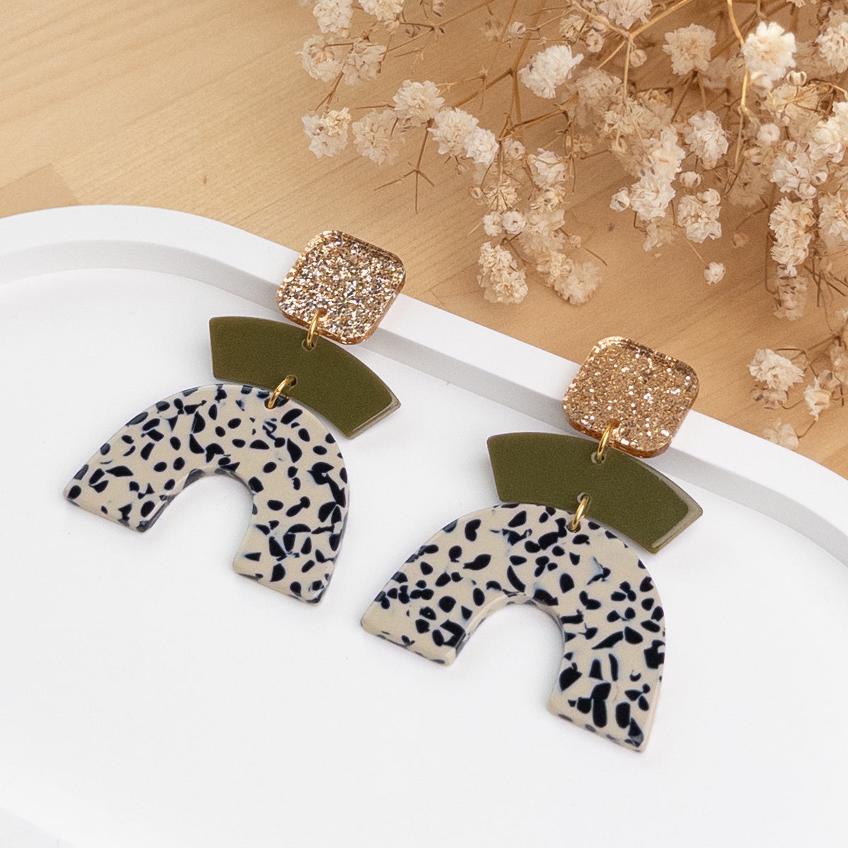 Boucles d'oreilles Philippine kaki posées de biais