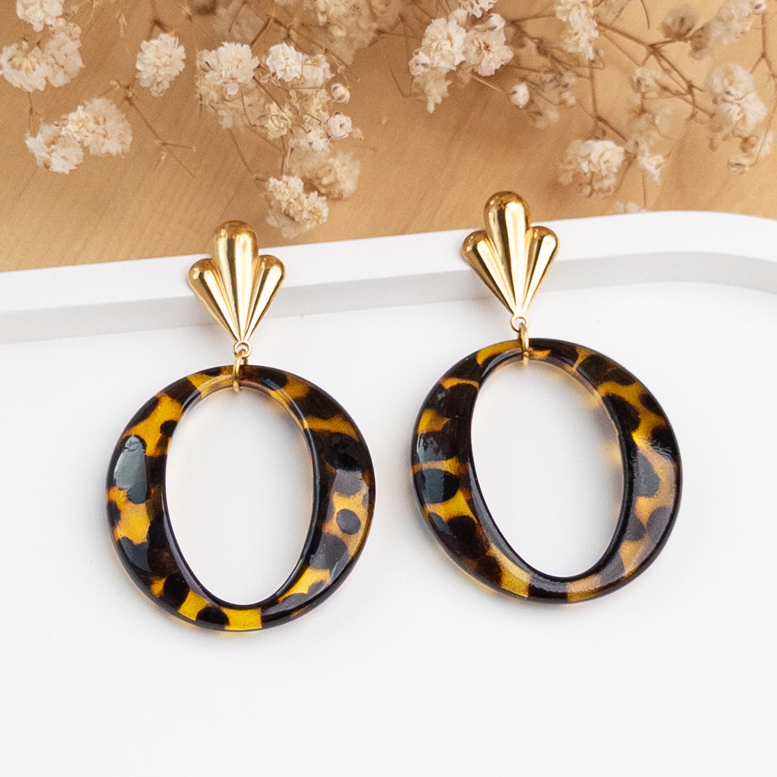 Boucles d'oreilles Maria léopard posées, vue de face