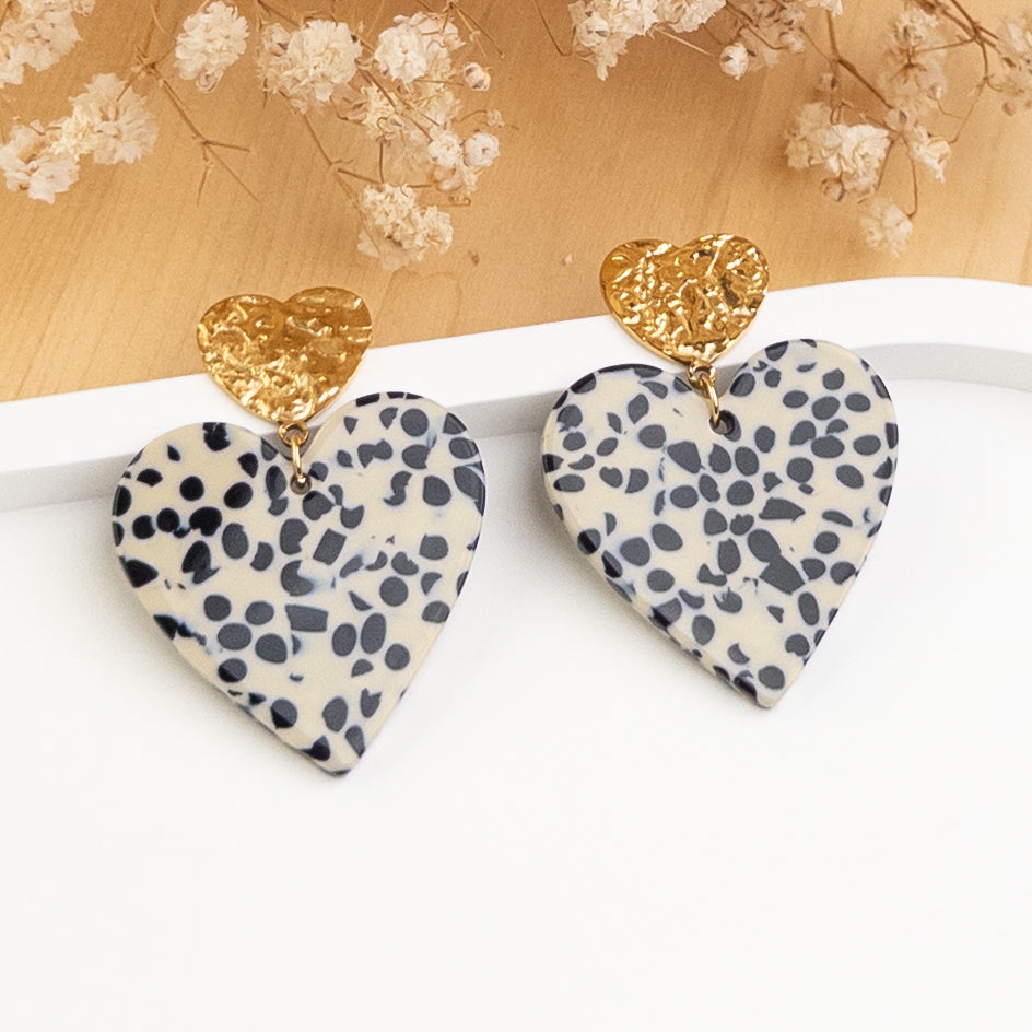 Boucles d'oreilles Andréa posées, grand cœur crème moucheté de noir sous un cœur doré martelé