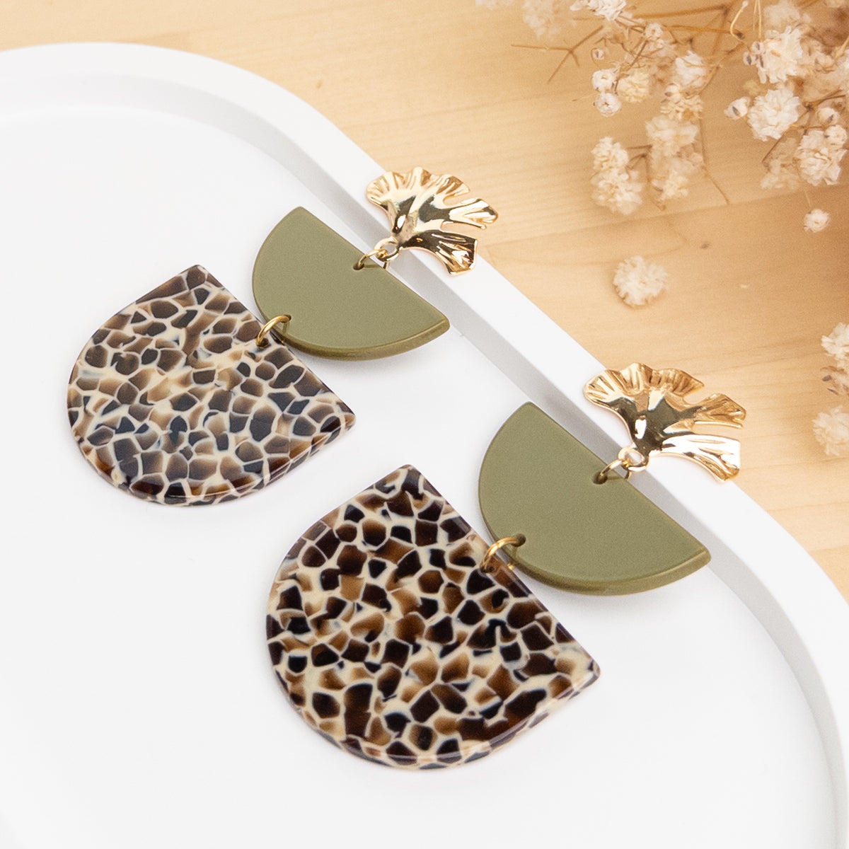 Boucles d'oreilles Oriane kaki et arche léopard posées de biais