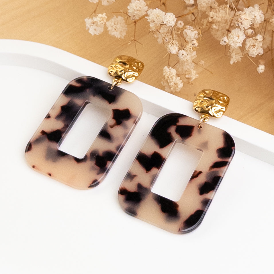 Boucles d'oreilles Mathilde posées, rectangle ajouré en écaille beige sous une puce dorée martelée