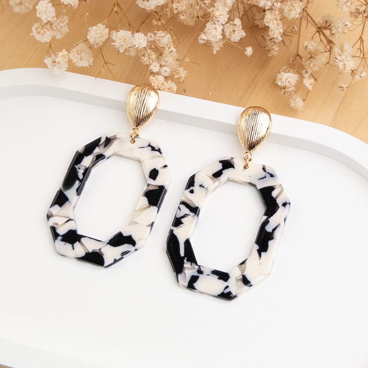 Boucles d'oreilles Agathe noir et blanc posées de biais