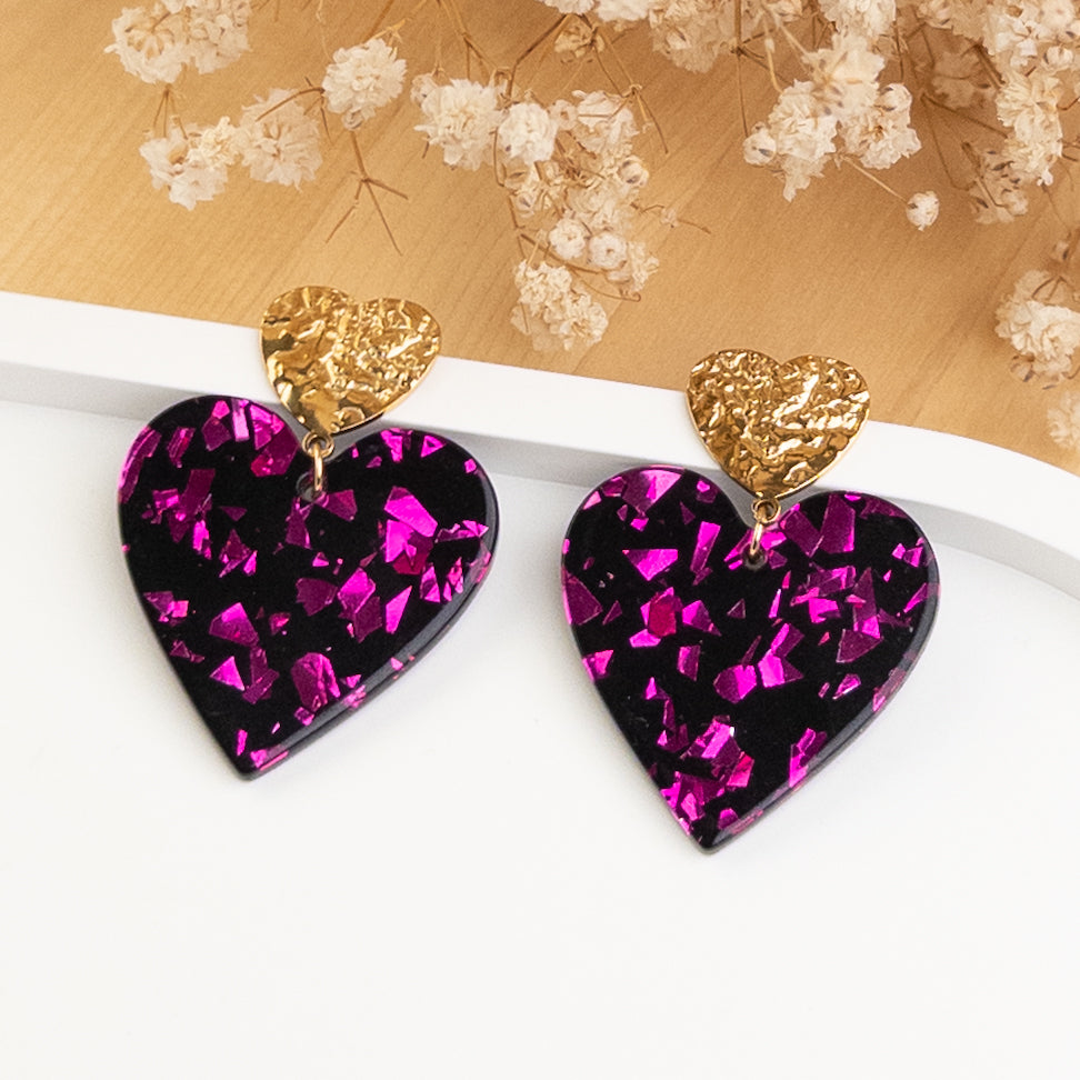 Boucles d'oreilles Andréa posées, grand cœur noir à paillettes fuchsia sous un cœur doré martelé