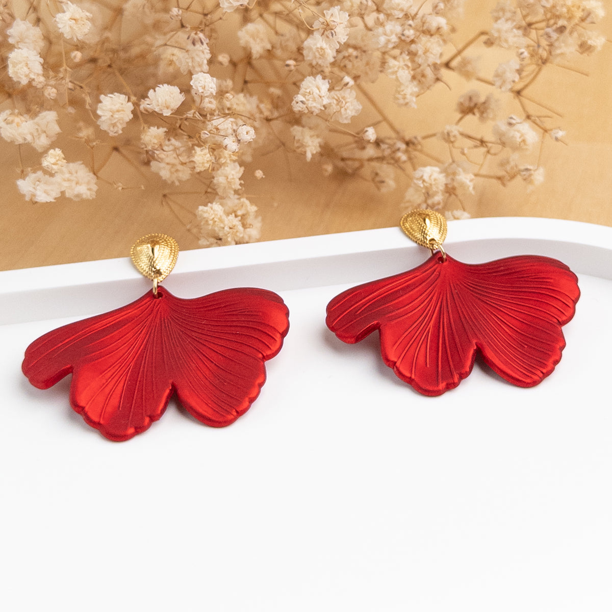 Boucles d'oreilles Julianna rouge posées de biais