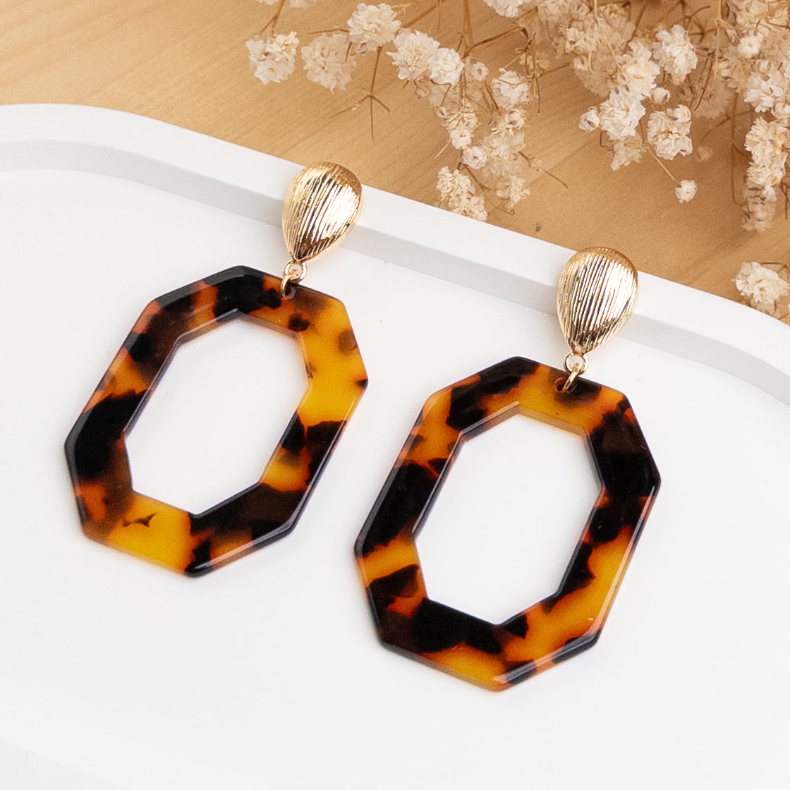 Boucles d'oreilles Agathe écaille jaune posées de biais