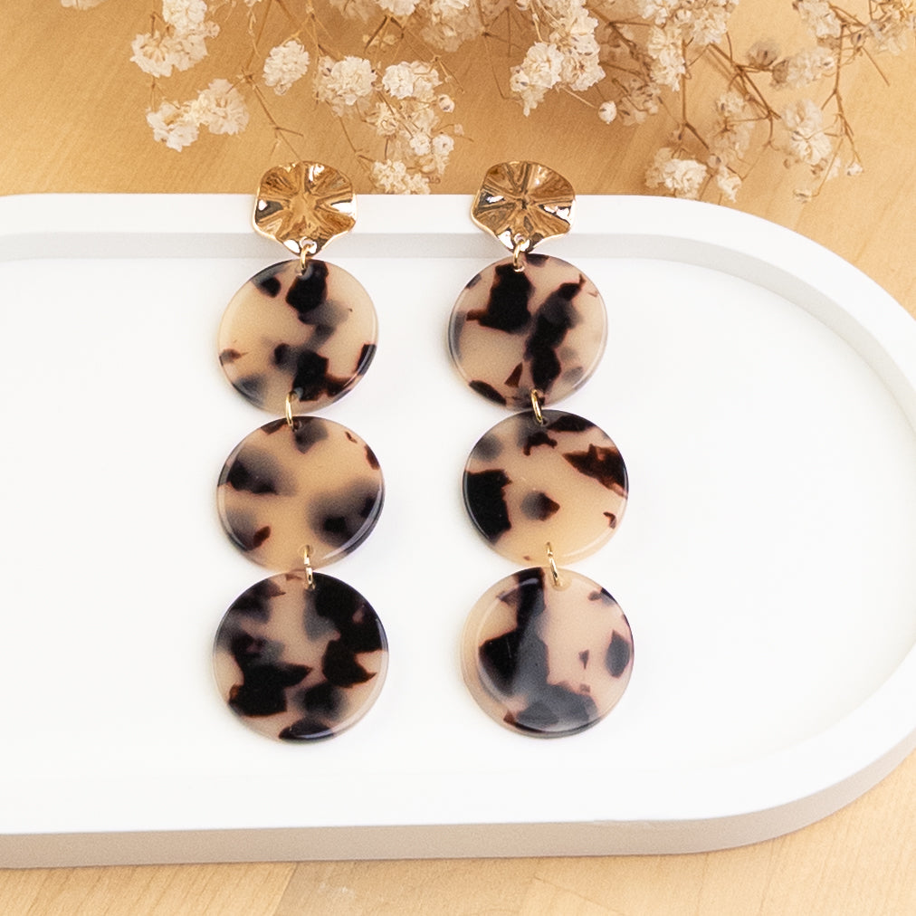 Boucles d'oreilles Léonore posées, trois disques en écaille beige sous une attache ronde dorée