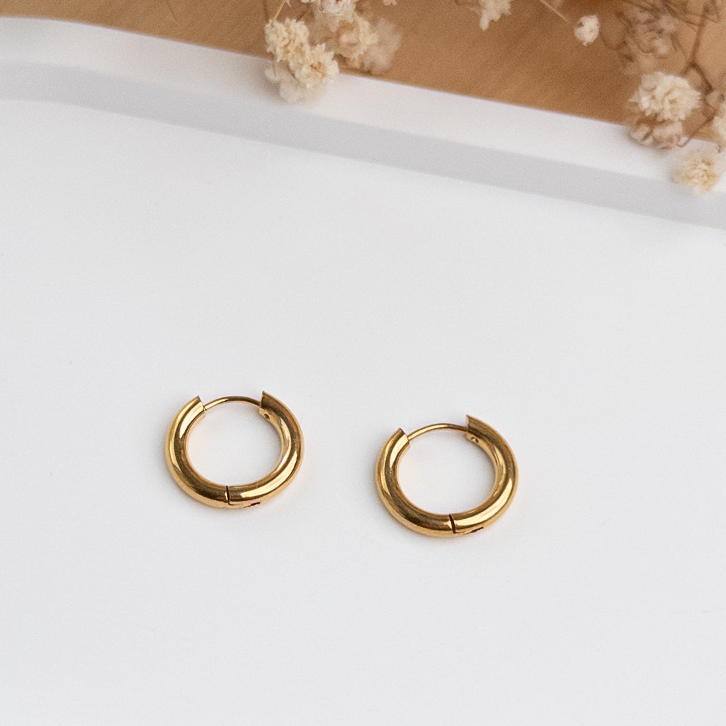 Paire de petites créoles rondes dorées de 15 mm posées