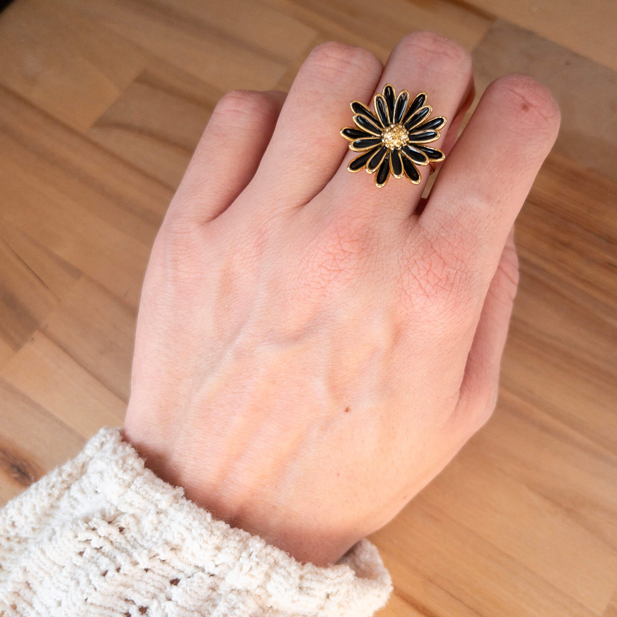 Bague fleur émaillée noir Julia