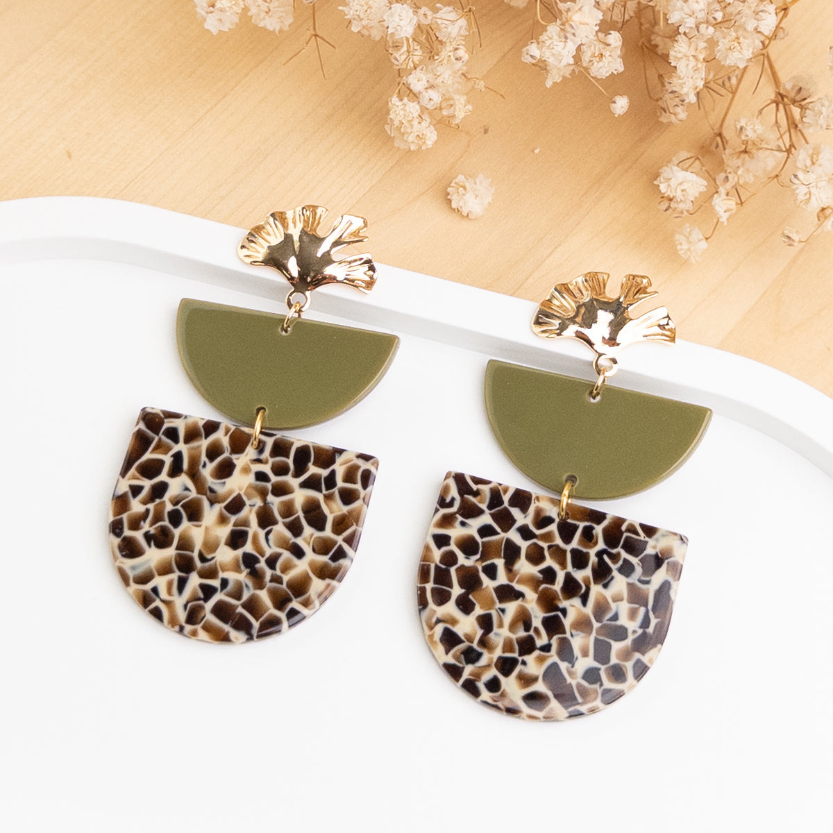 Boucles d'oreilles Oriane kaki et arche léopard posées, vue rapprochée