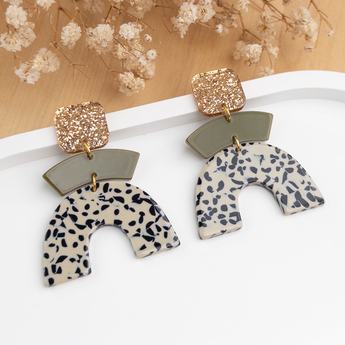 Boucles d'oreilles Philippine posées, carré pailleté doré, arc kaki et arche mouchetée crème et noir