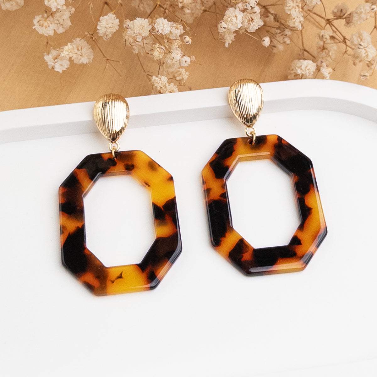 Boucles d'oreilles Agathe posées, octogone ajouré en écaille jaune sous une goutte dorée striée