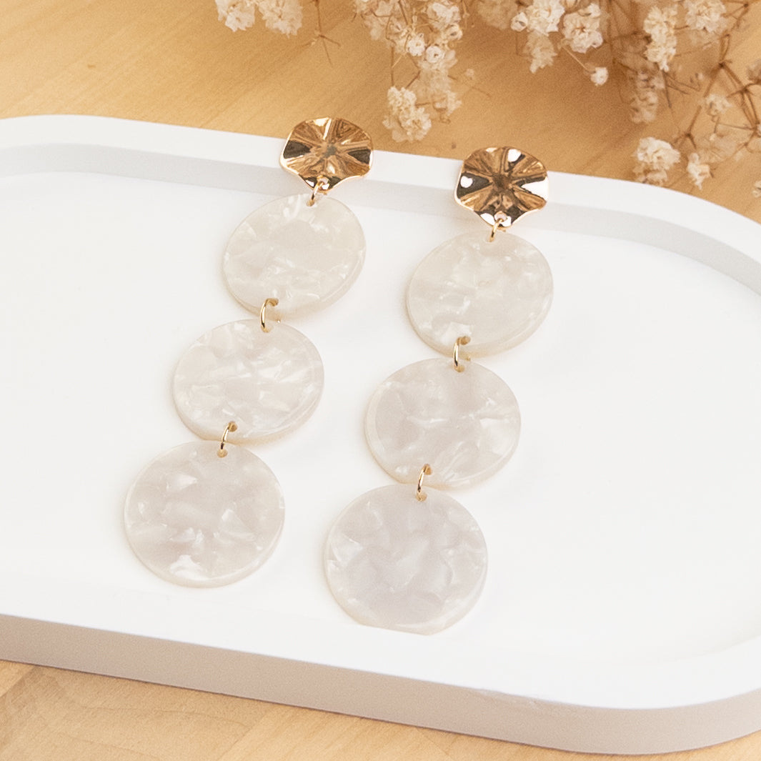 Boucles d'oreilles Léonore nacré posées de biais, reflets nacrés