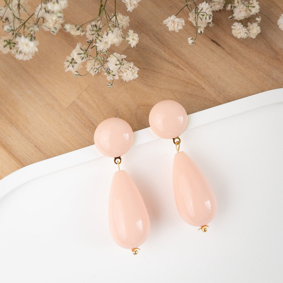 Boucles d'oreilles Emilia corail posées, cabochon et goutte en résine