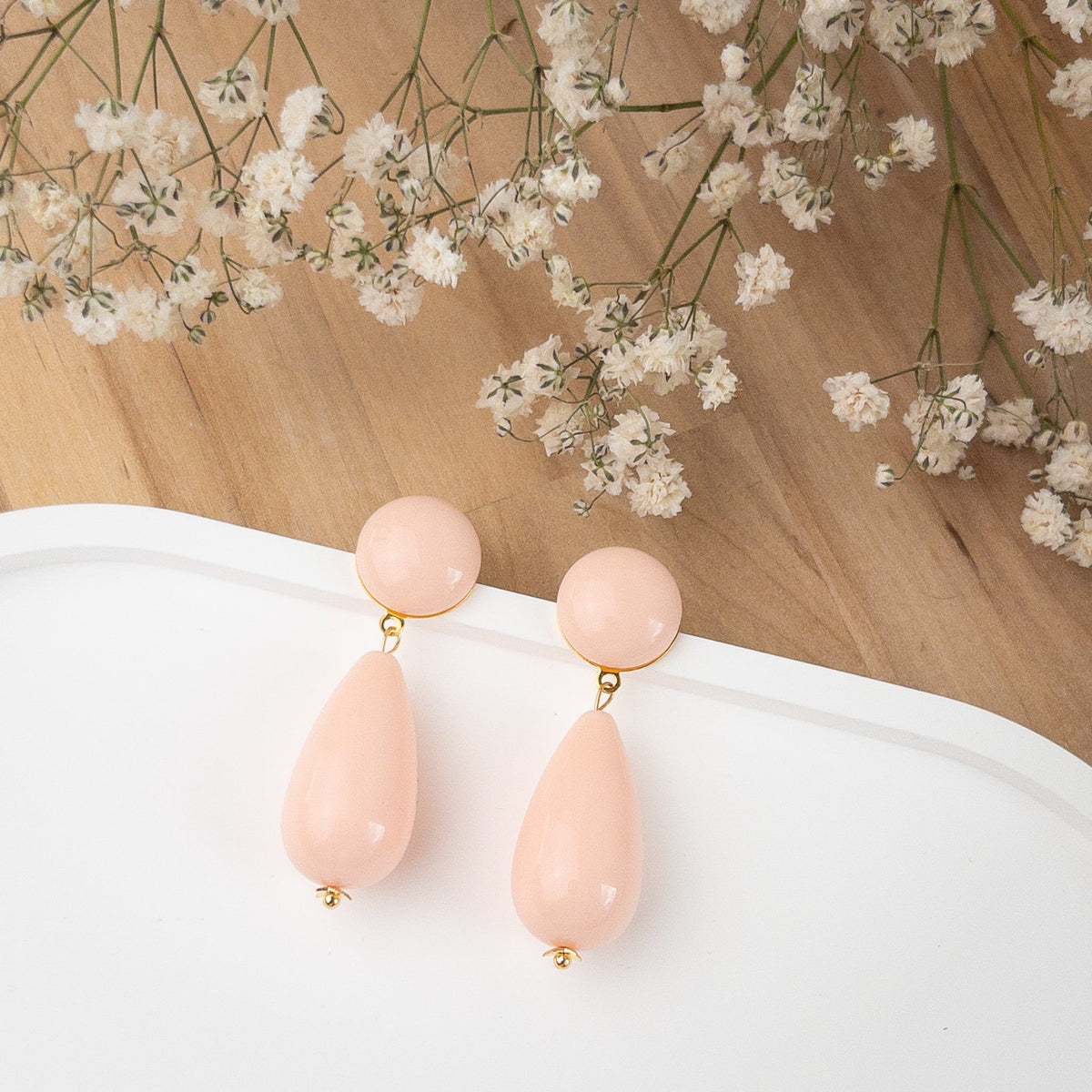 Boucles d'oreilles Emilia rose pâle posées, cabochon et goutte en résine