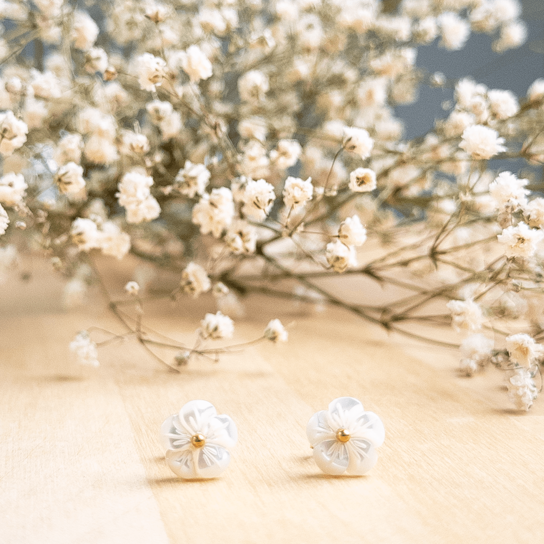 Puce d'oreilles fleurs Mila - Nacré blanche & Doré