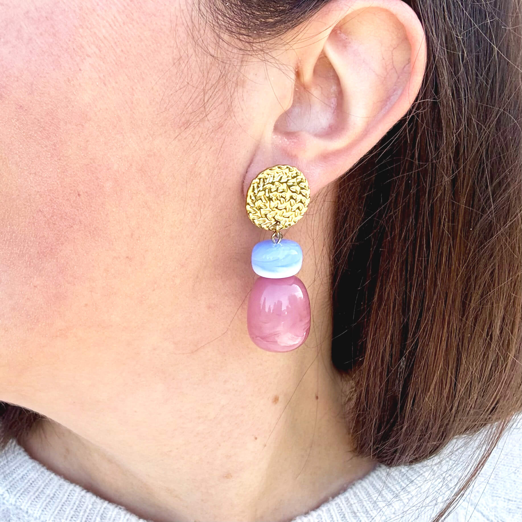 Boucles d'oreilles en résine bicolores Candice - Rose et bleu