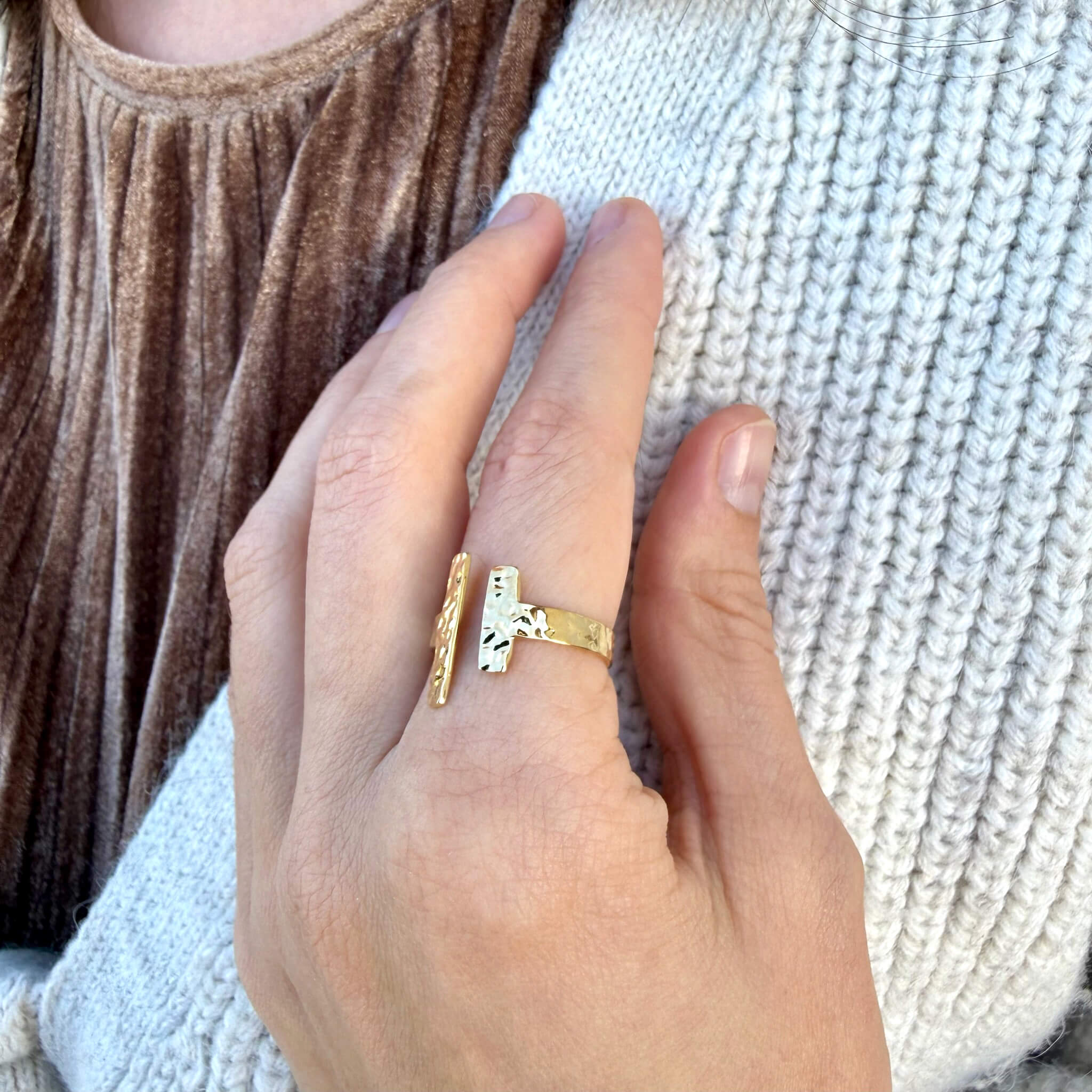 Bague ouverte martelée Romane